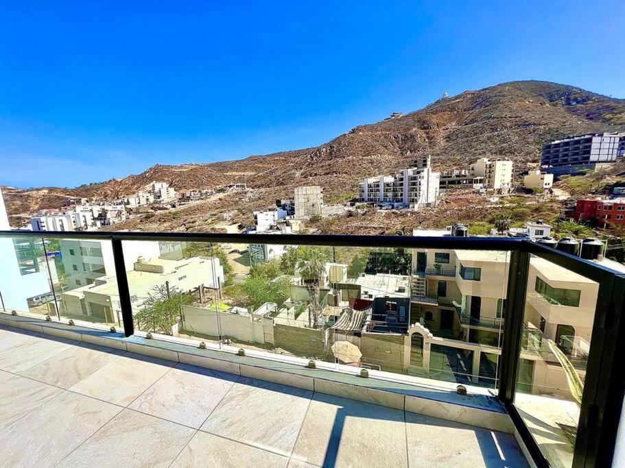 Suitetrails - NEW Deluxe 2BR-2BTH, 2 KING BEDS, 1 GIG - Speed Wi-Fi, Pool, Huge Patio, Close to the Beach, Marina and night life.