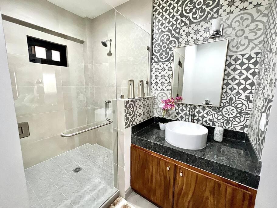 Suitetrails - NEW Deluxe 2BR-2BTH, 2 KING BEDS, 1 GIG - Speed Wi-Fi, Pool, Huge Patio, Close to the Beach, Marina and night life.