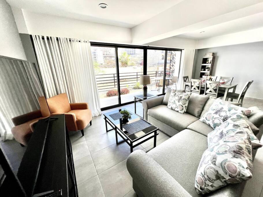 Suitetrails - NEW Deluxe 2BR-2BTH, 2 KING BEDS, 1 GIG - Speed Wi-Fi, Pool, Huge Patio, Close to the Beach, Marina and night life.