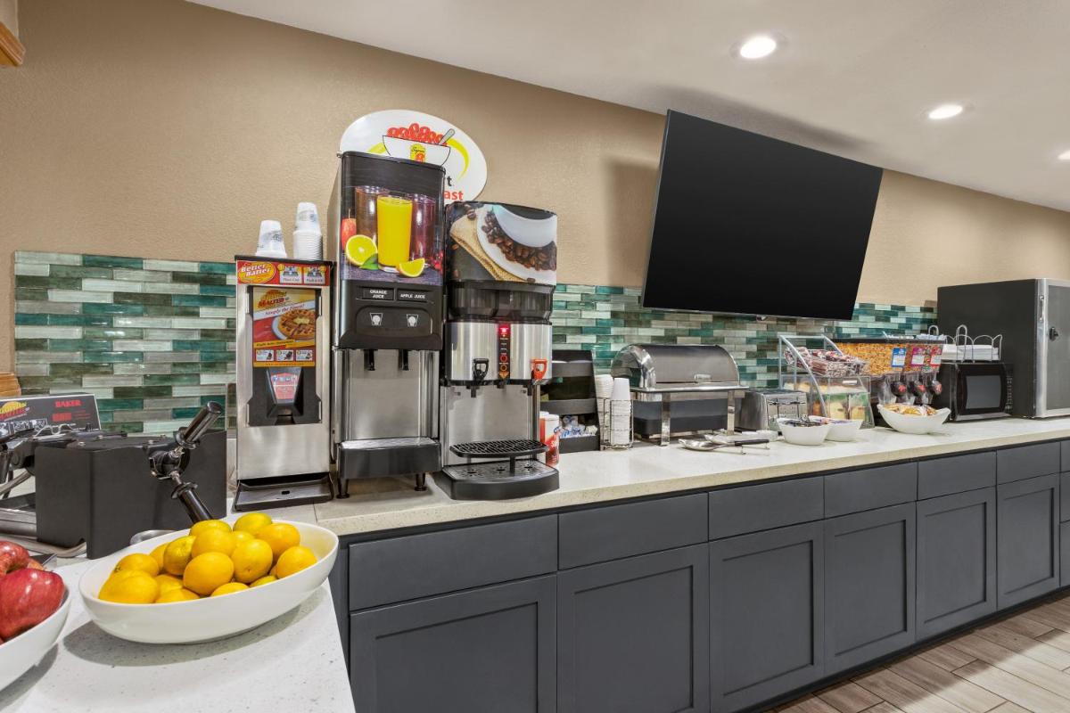 Super 8 by Wyndham Ankeny/Des Moines Area - Housity