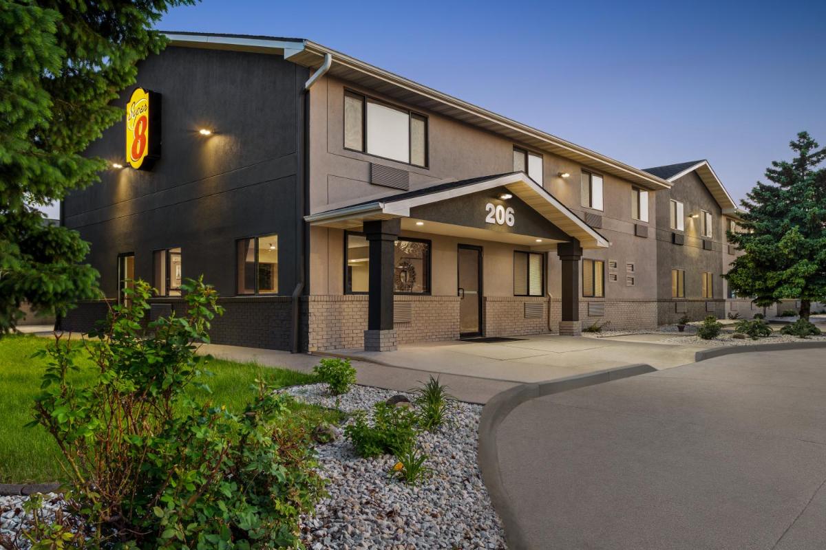 Super 8 by Wyndham Ankeny/Des Moines Area - Housity