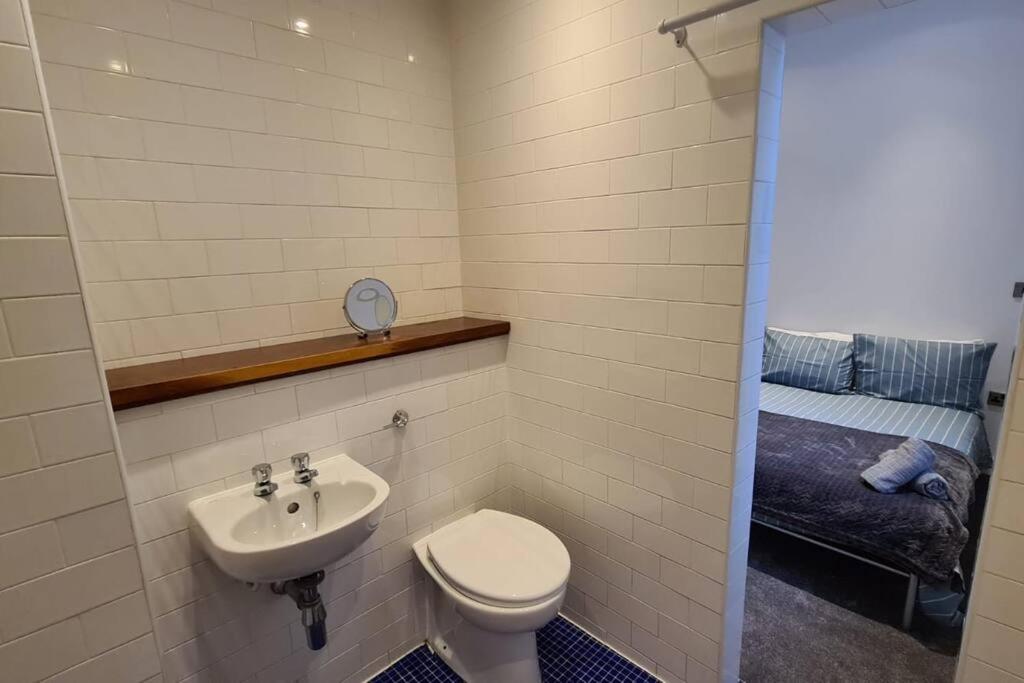 Spacious, bright and airy city centre flat. Unique converted Mill. - Housity