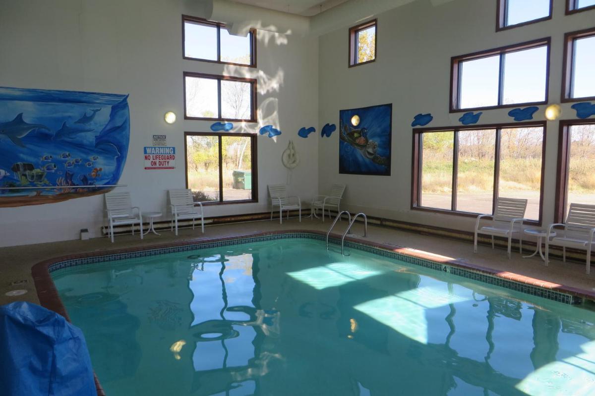 AmericInn by Wyndham Forest Lake - Housity