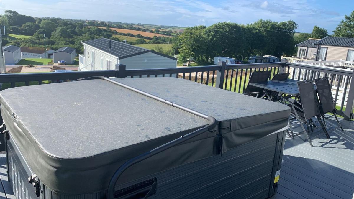 Luxury 6 Bed Lodge with Hot Tub - Housity
