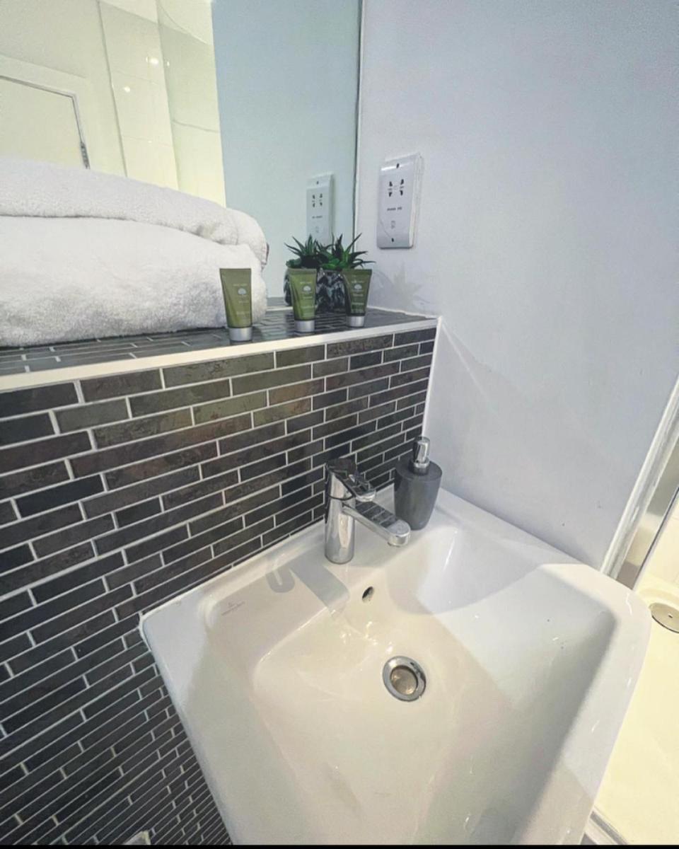 CITY CENTRE ONE BED APT W/FREE WIFI/NETFLIX - Housity