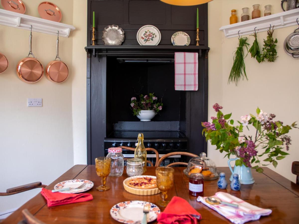 Cosy Cottage with Spa, Catering, Nature Reserve Walks, Large Garden, Free Parking - Self Checkin - Housity