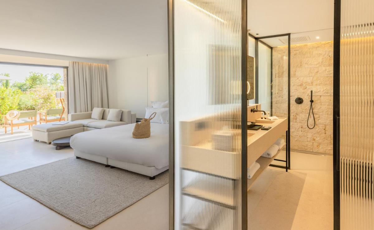 une chambre avec un lit et un salon dans l'établissement Casa Paradisu, à LʼÎle-Rousse une chambre avec un lit et un salon dans l'établissement Casa Paradisu, à LʼÎle-Rousse