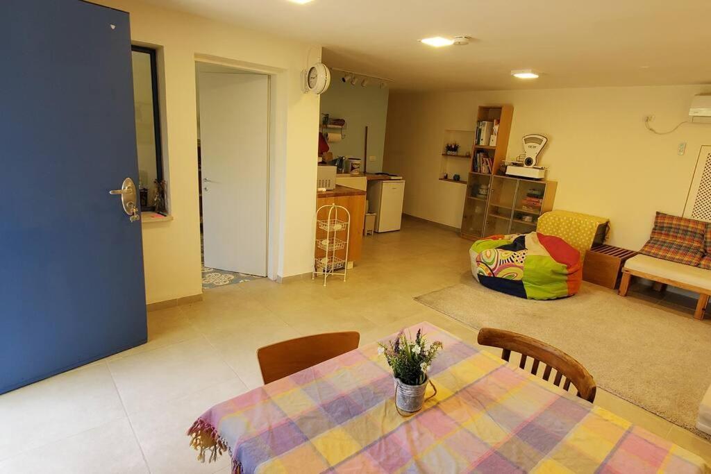 Addorable 1 Bedroom, with charming garden - Housity
