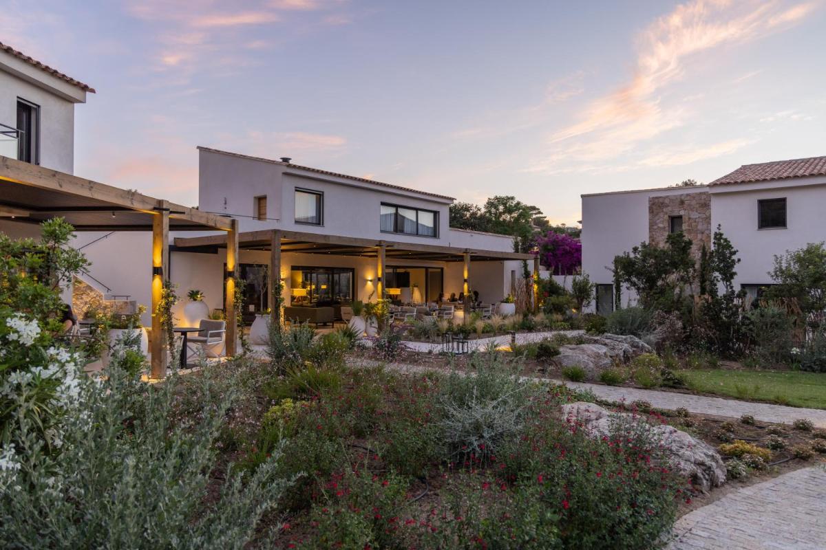 une maison avec un jardin devant dans l'établissement Casa Paradisu, à LʼÎle-Rousse