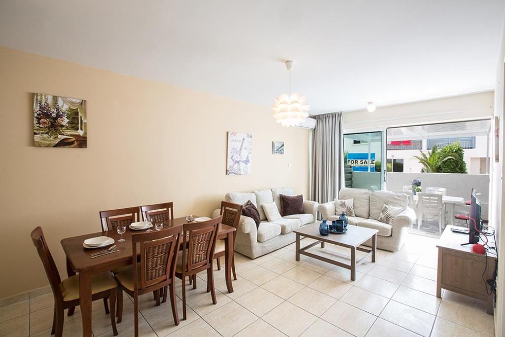 Suitetrails - Merab Holidays Apartment Castalia 62