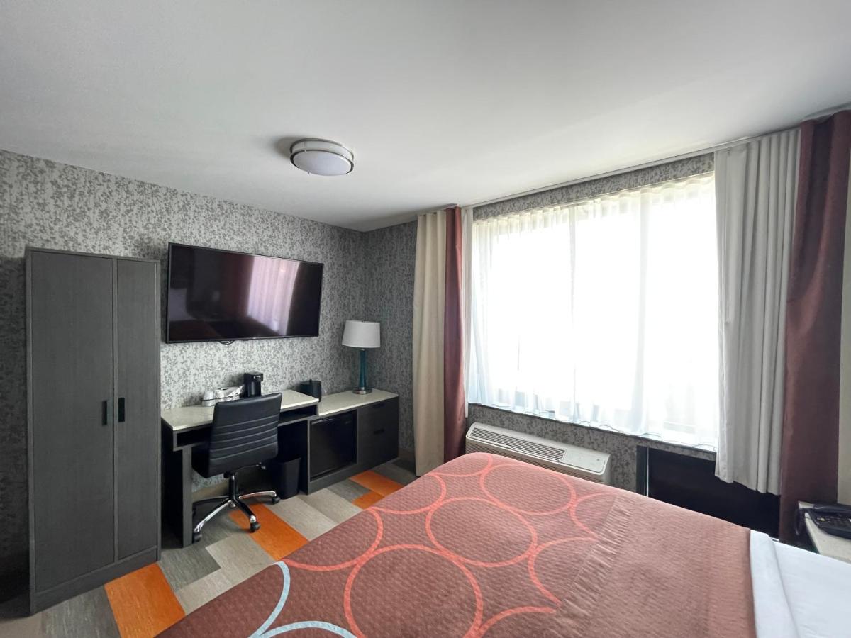 Super 8 by Wyndham Brooklyn Williamsburg - Housity