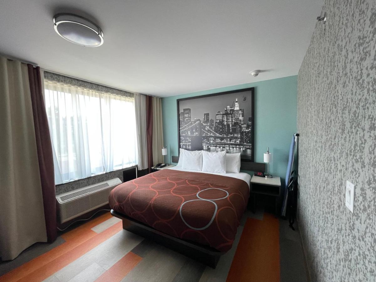 Super 8 by Wyndham Brooklyn Williamsburg - Housity