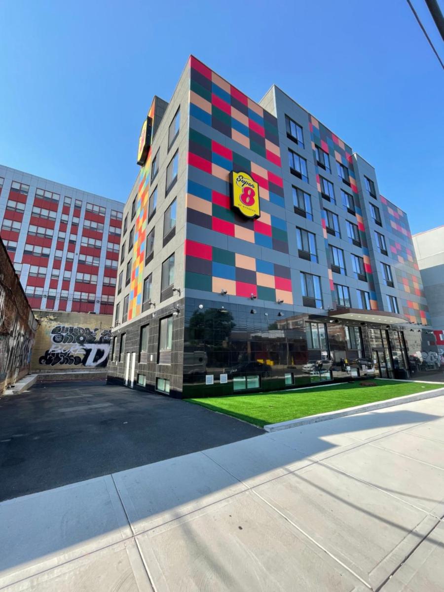 Super 8 by Wyndham Brooklyn Williamsburg - Housity