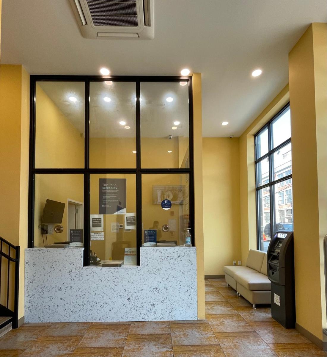 Super 8 by Wyndham Brooklyn Williamsburg - Housity