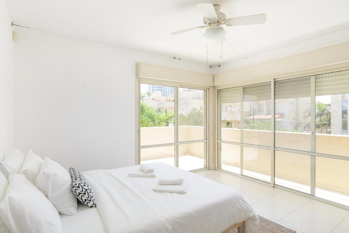 Luxury Villa, Terrace with SEA VIEW in the center - Housity