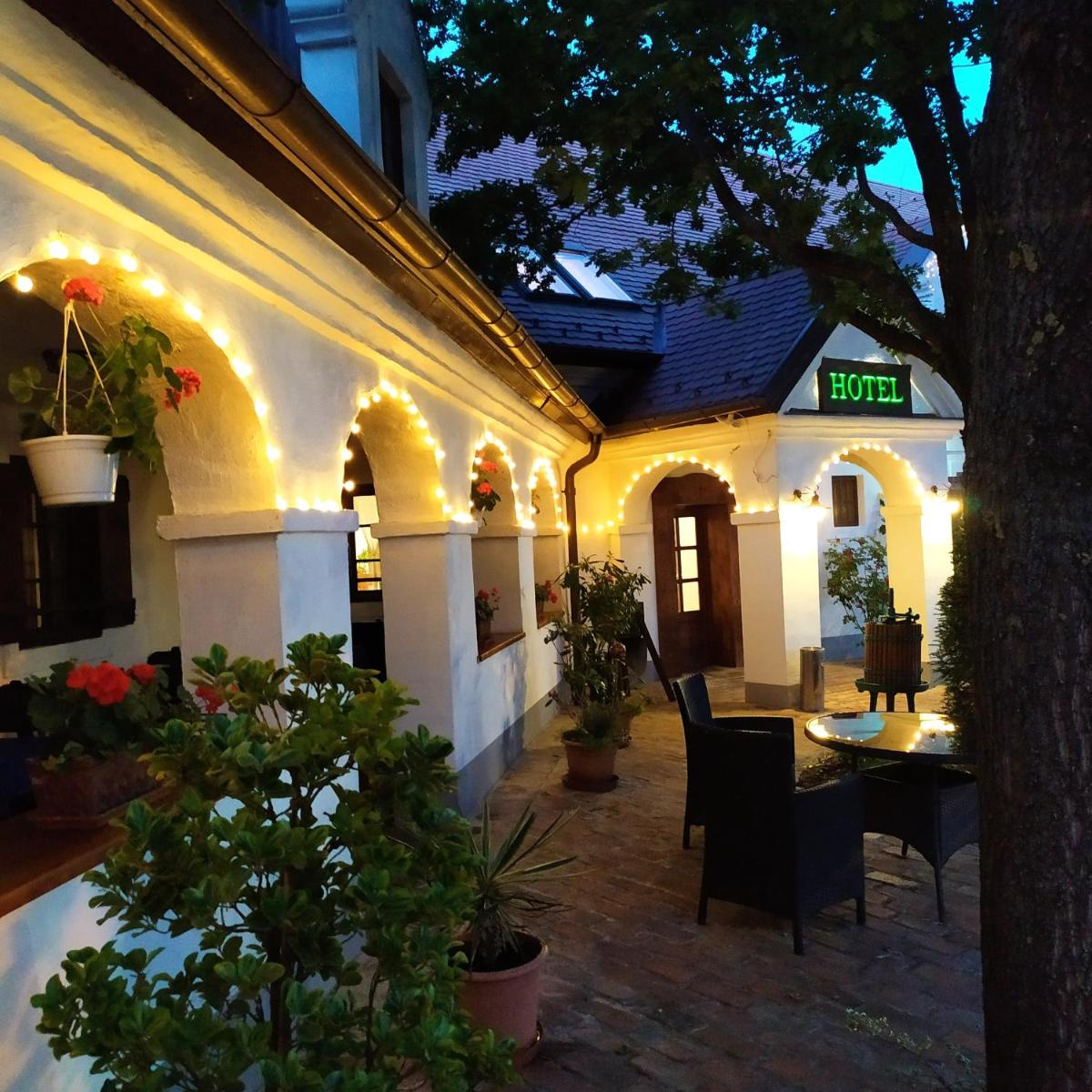 Gastland M1 Hotel & Conference Center - Housity