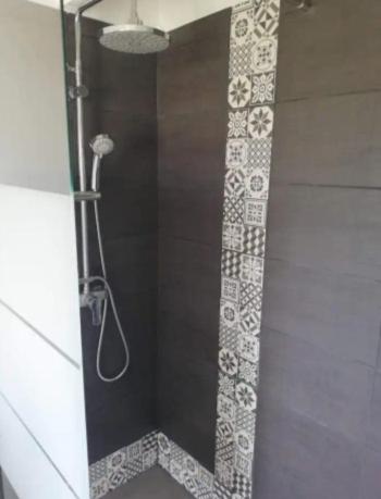 Jolie chambre / studio avec jardin et piscine - Housity