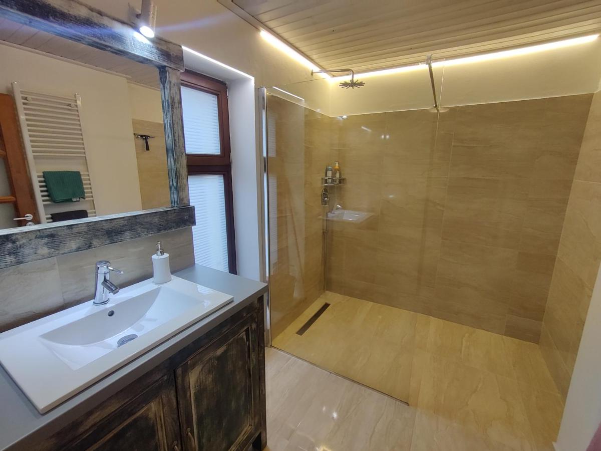 Domek s terasou - Housity