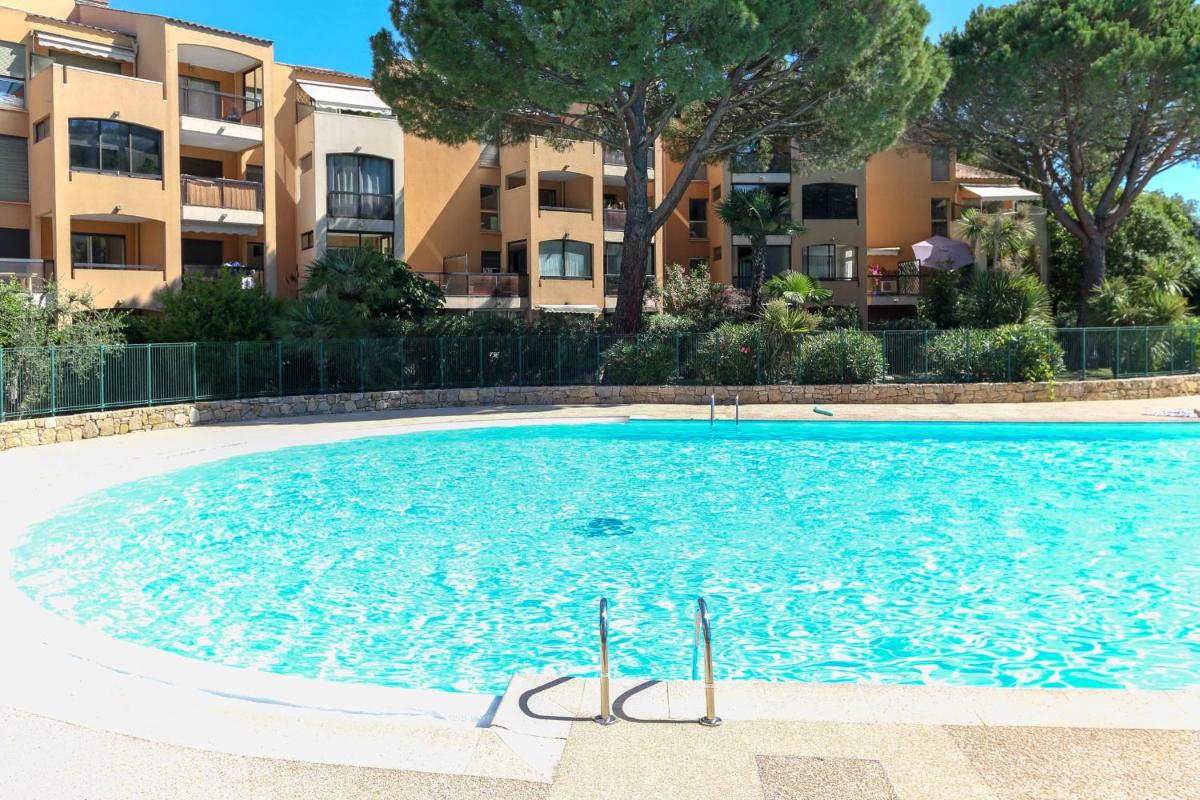 Suitetrails - Apartment with AC Terrace Parking and Pool - BENAKEY