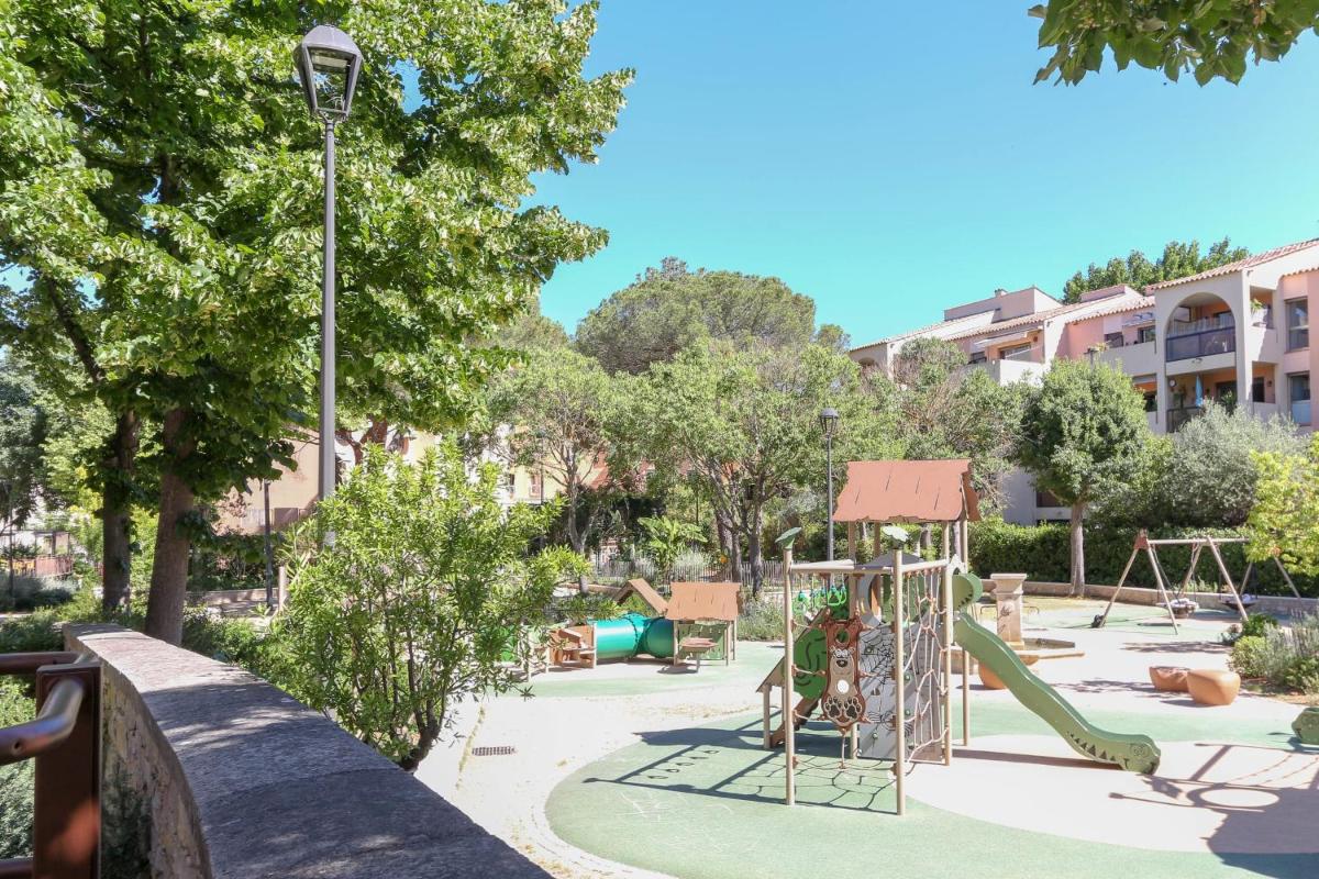 Suitetrails - Apartment with AC Terrace Parking and Pool - BENAKEY