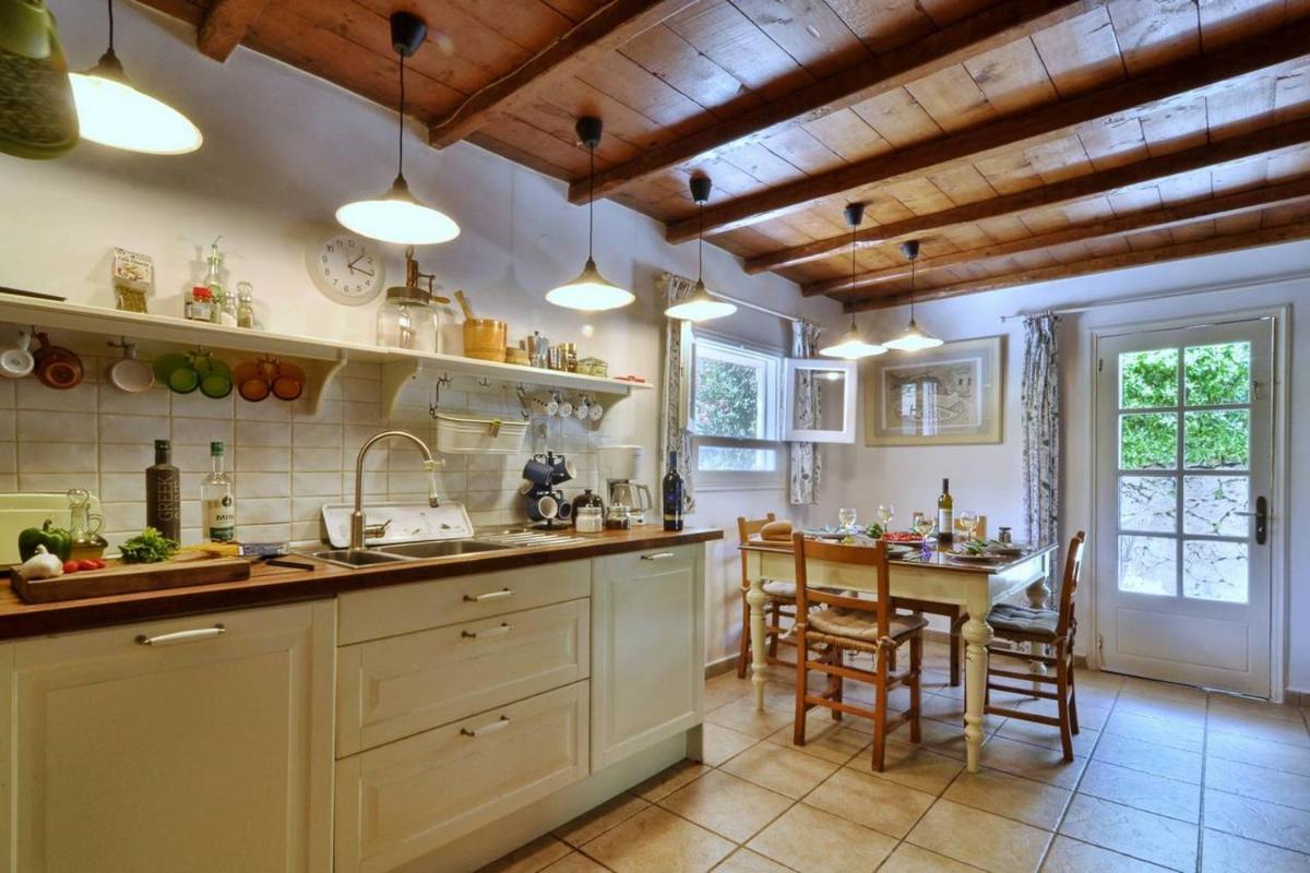 Dassia House - Housity