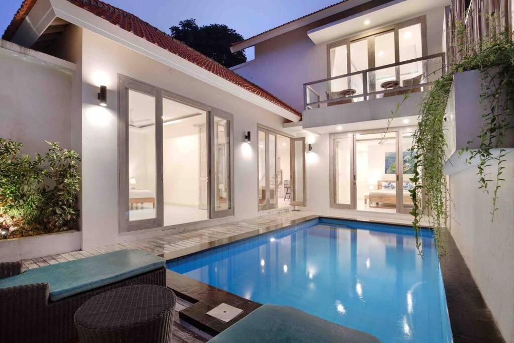 Green Villa A, brand new villa near central Ubud. - Housity