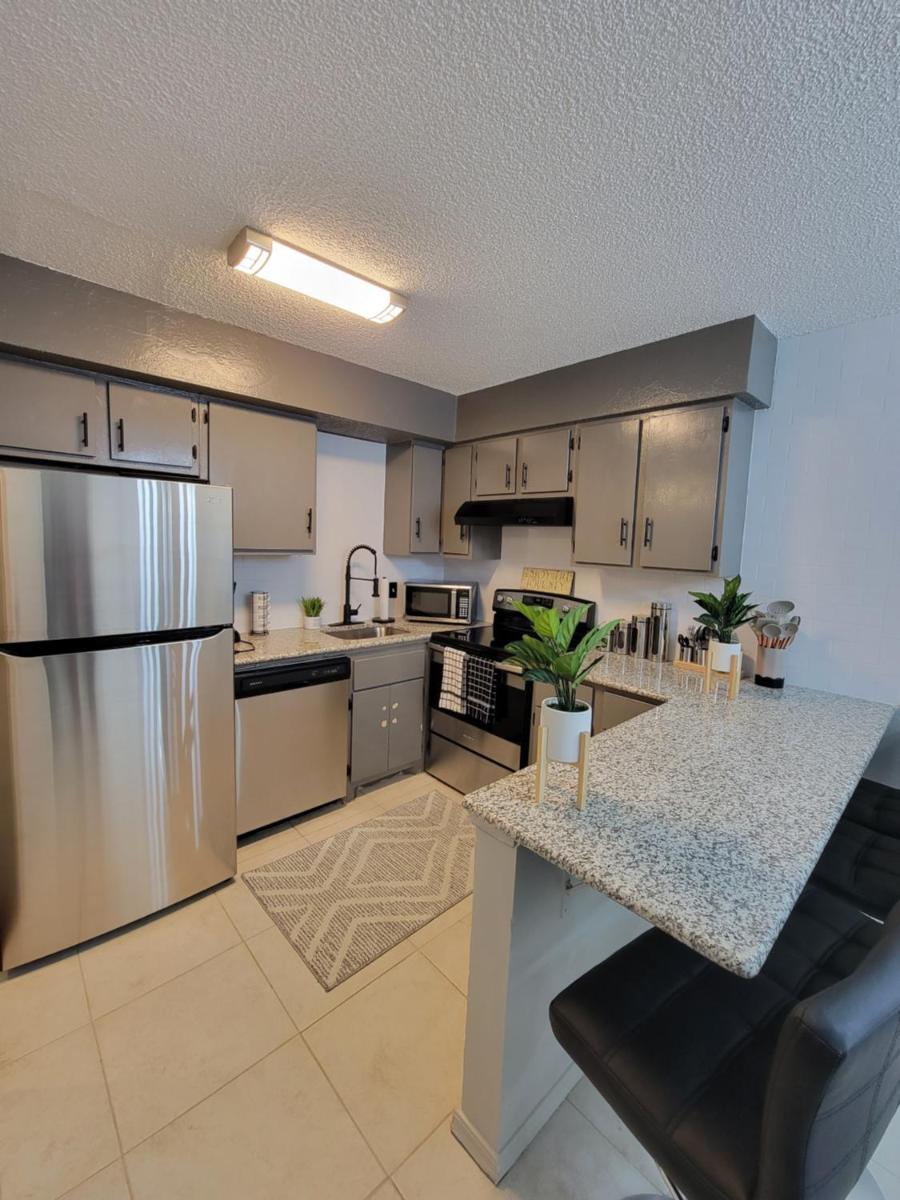 Gorgeous Spacious Condo Centrally located in OKC - Housity