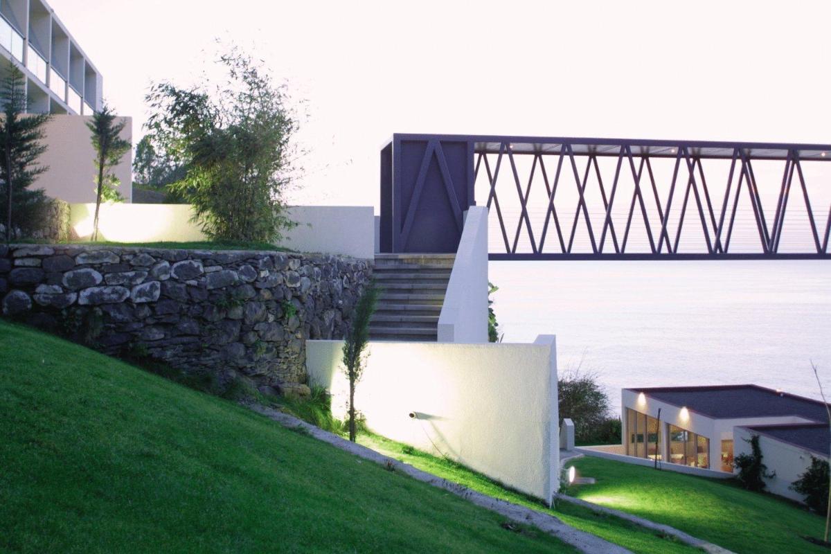 Um jardim no exterior de Estalagem Da Ponta Do Sol