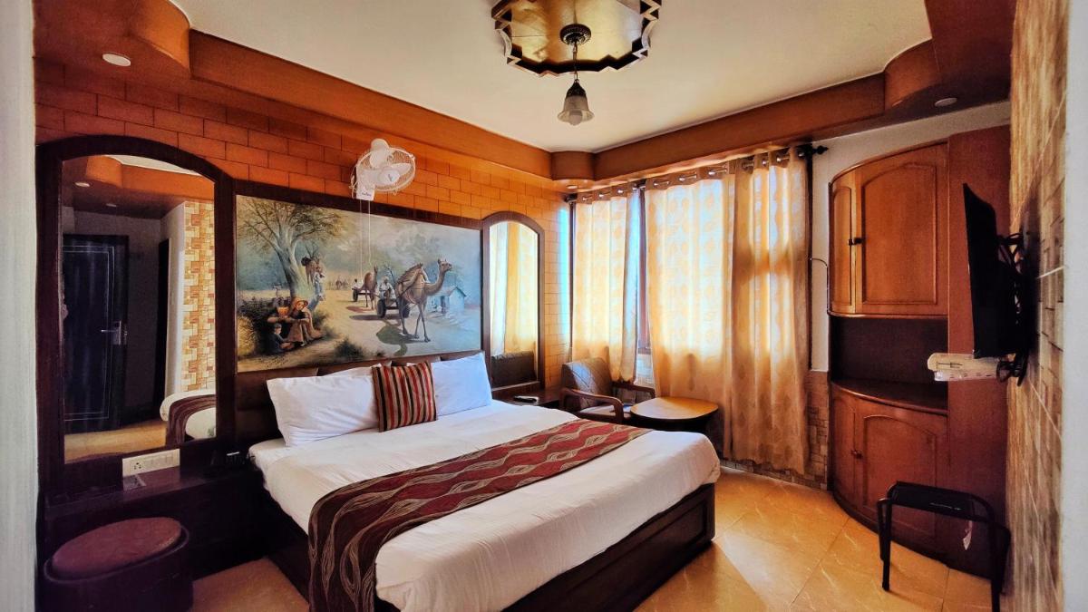 Auckland Hotel and Restaurant Near Mall Road - Housity