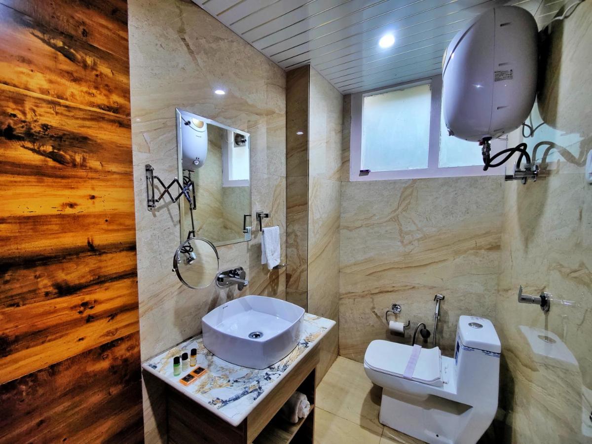 Auckland Hotel and Restaurant Near Mall Road - Housity