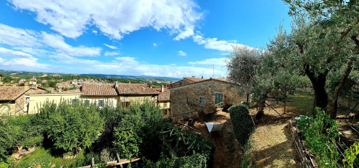 La Terrazza, elegant Tuscan stone house with garden and terrace in Cetona - Housity