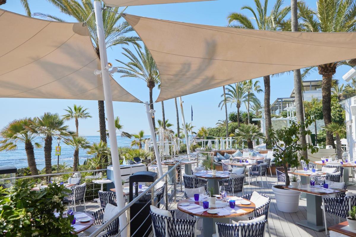 Un restaurante o sitio para comer en Puente Romano Marbella