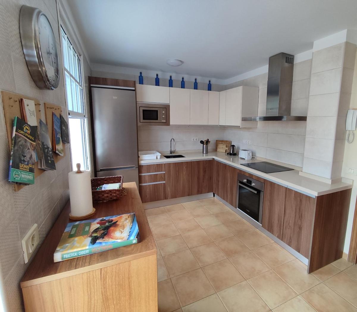 Cheerful 3 bedroom town house with garage - Housity