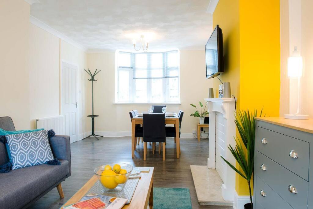 Newport house sleeps 5 near Junction 27 on M4 - Housity