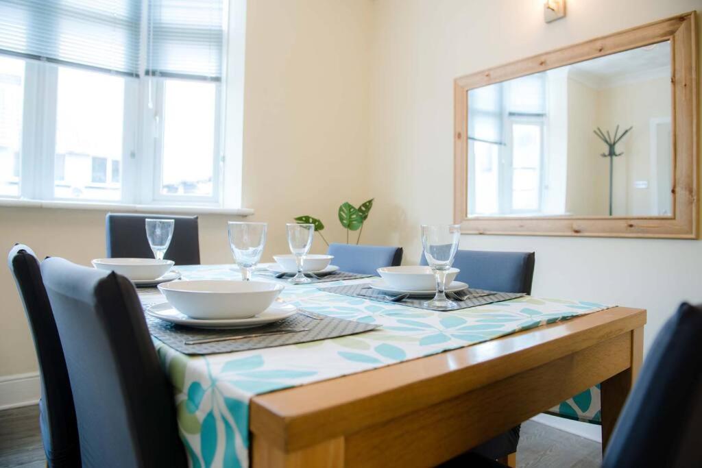 Newport house sleeps 5 near Junction 27 on M4 - Housity