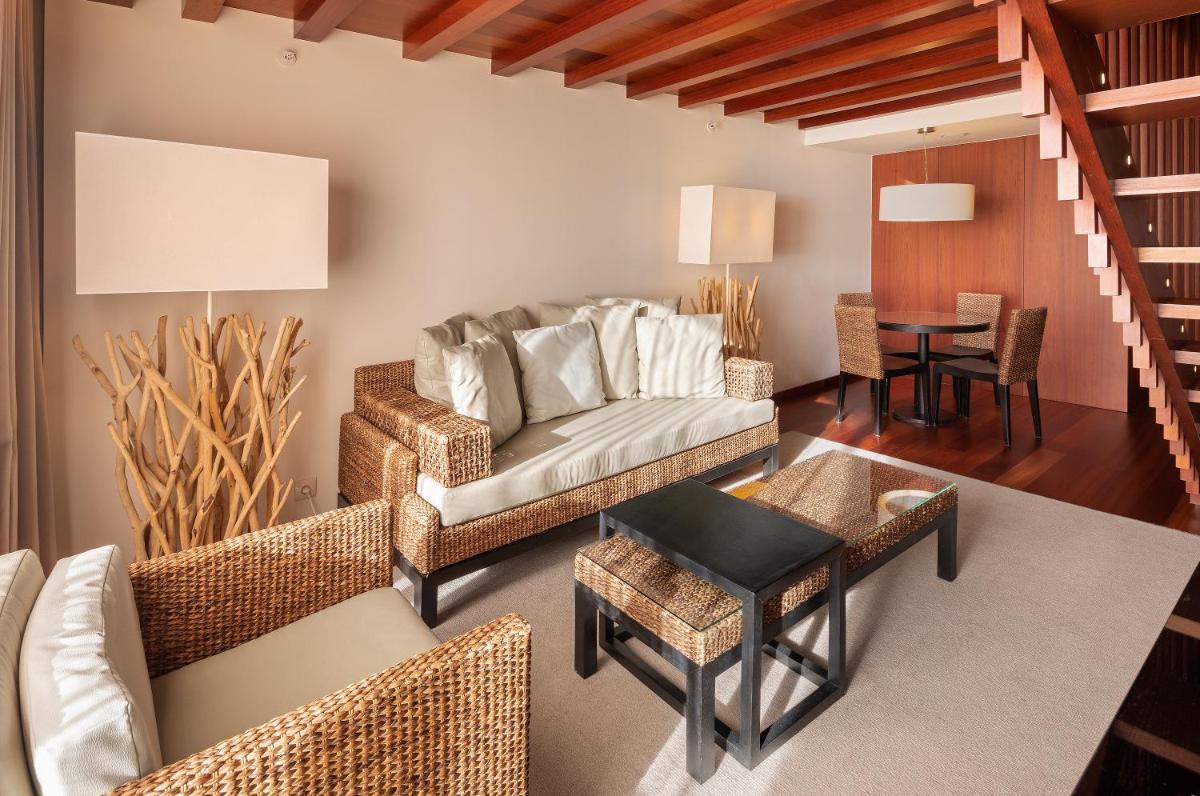 Uma área de estar em Crowne Plaza Vilamoura - Algarve by IHG