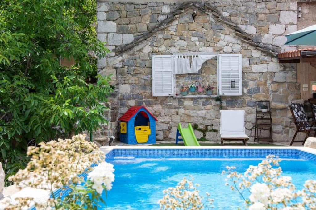 Holiday House with heated pool - Housity