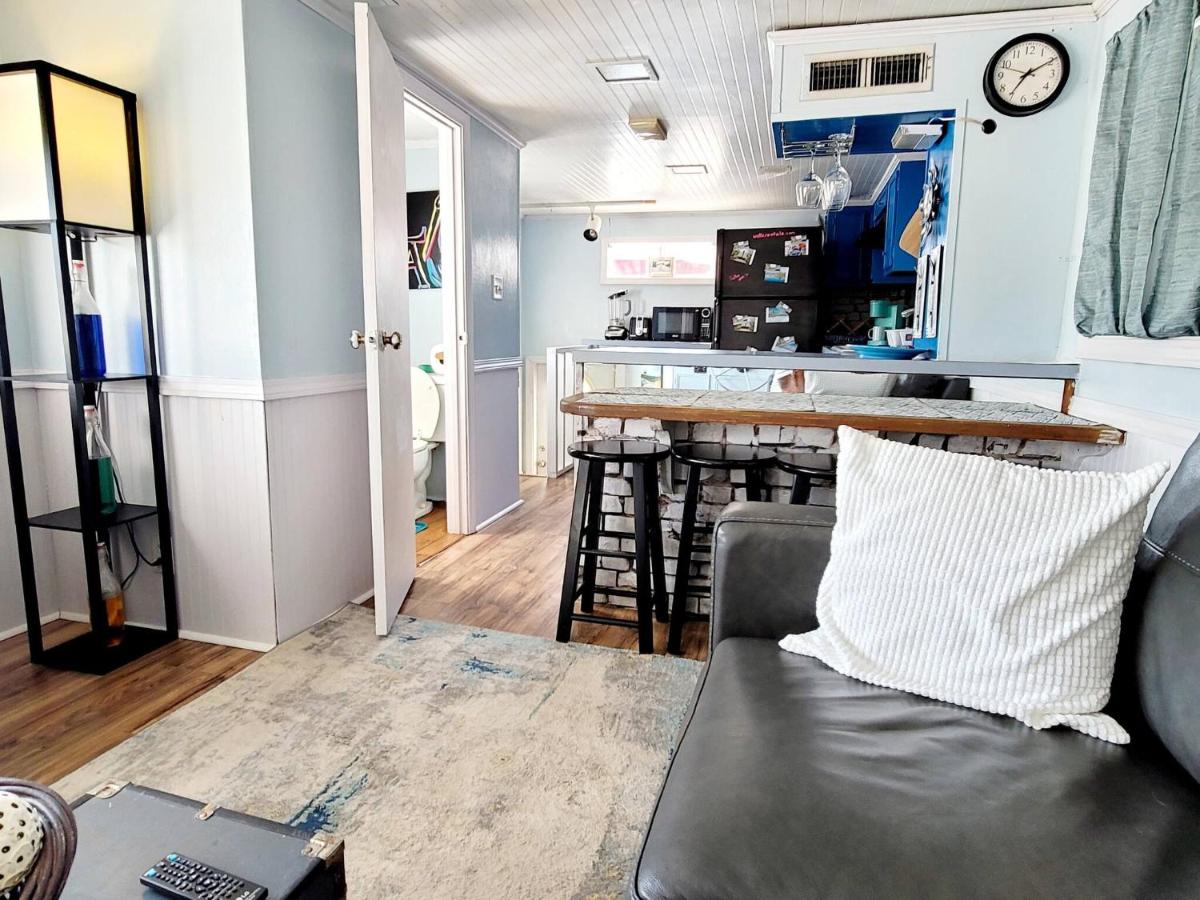 2 Story Houseboat Kayakfish Pets - Housity