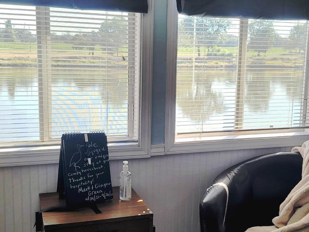 2 Story Houseboat Kayakfish Pets - Housity