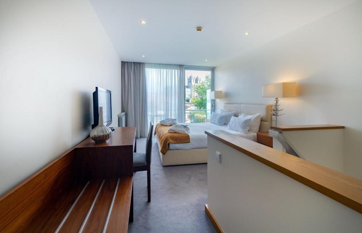 Uma televisão e/ou sistema de entretenimento em Oca Flores Hotel Boutique