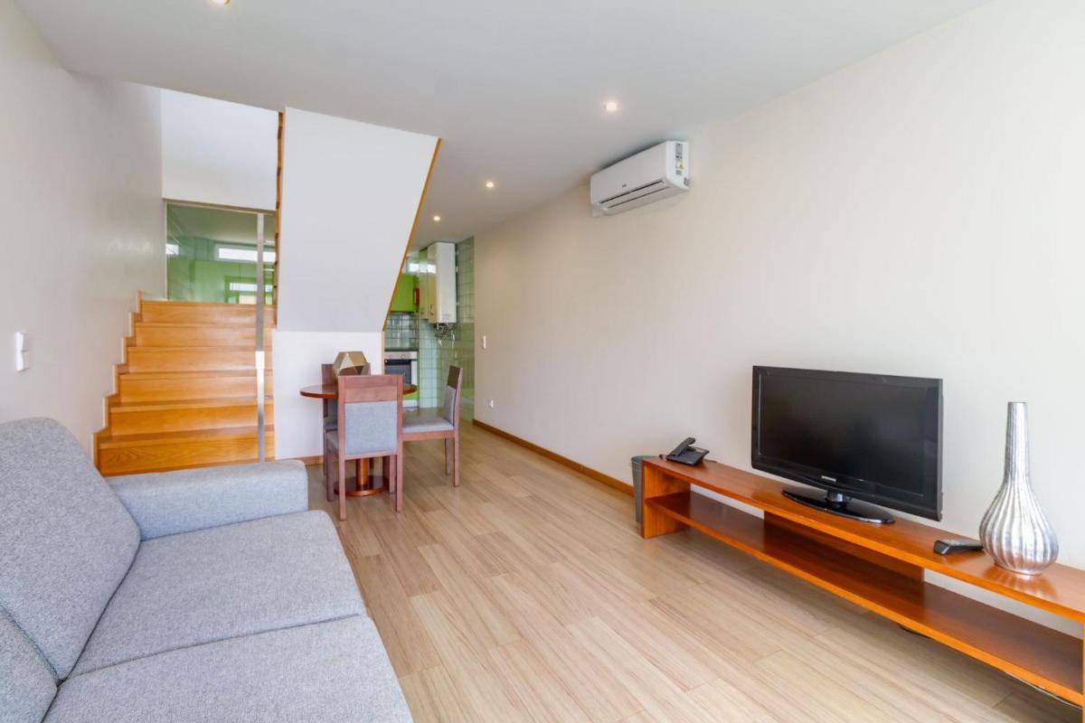 Uma televisão e/ou sistema de entretenimento em Oca Flores Hotel Boutique