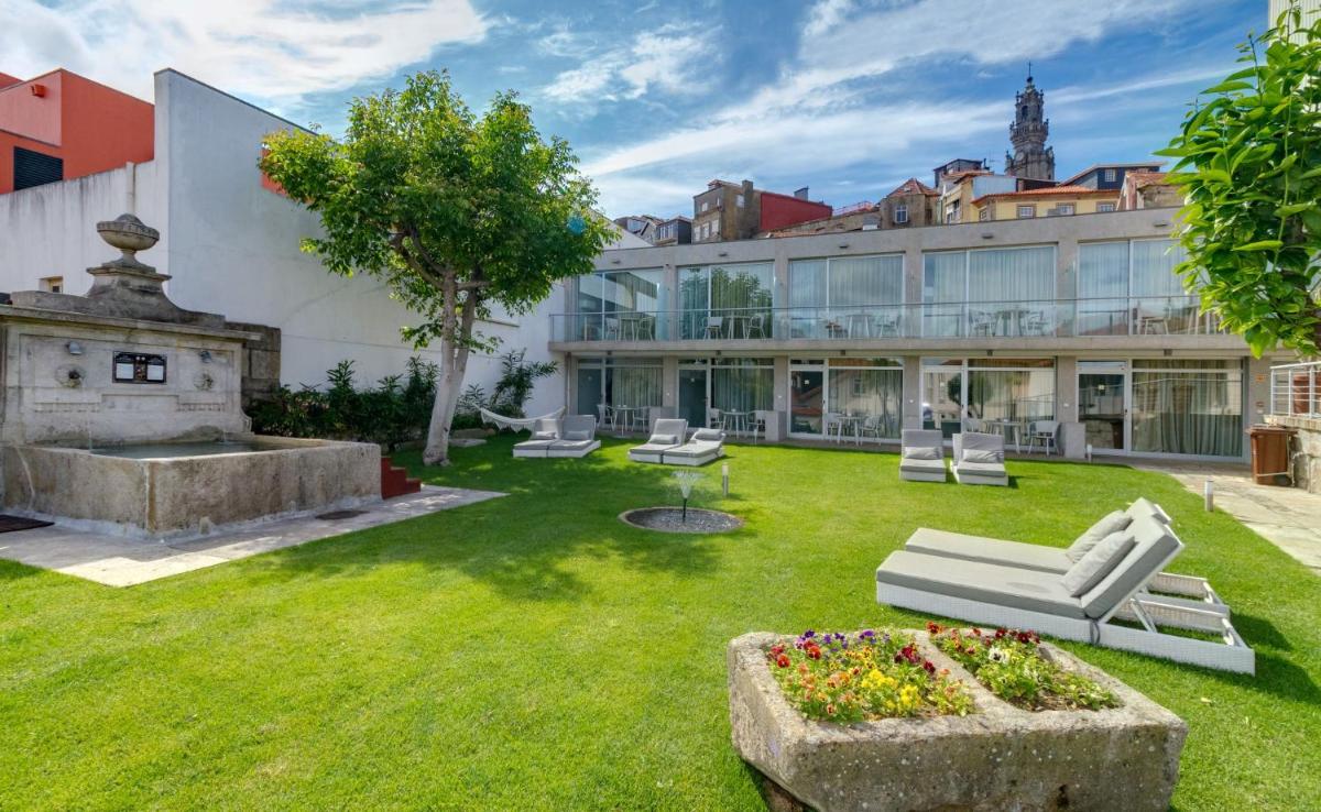 uma vista exterior de um edifício com relvado em Oca Flores Hotel Boutique no Porto