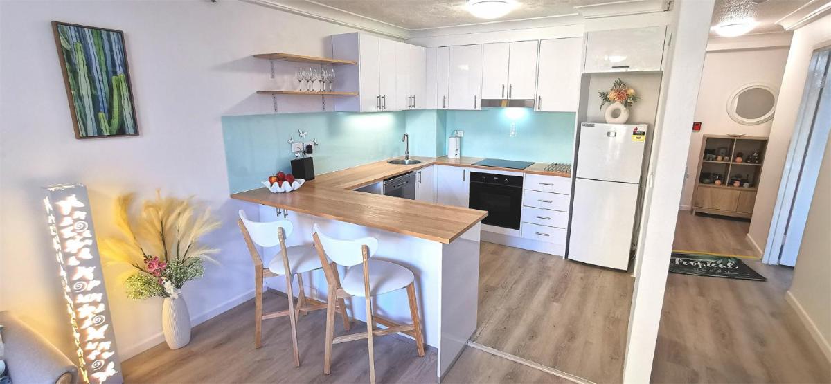 Beachside Modern Apartment in the Heart of Surfers Paradise -free parking - Housity