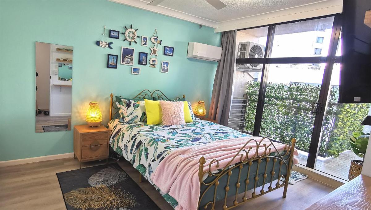 Beachside Modern Apartment in the Heart of Surfers Paradise -free parking - Housity