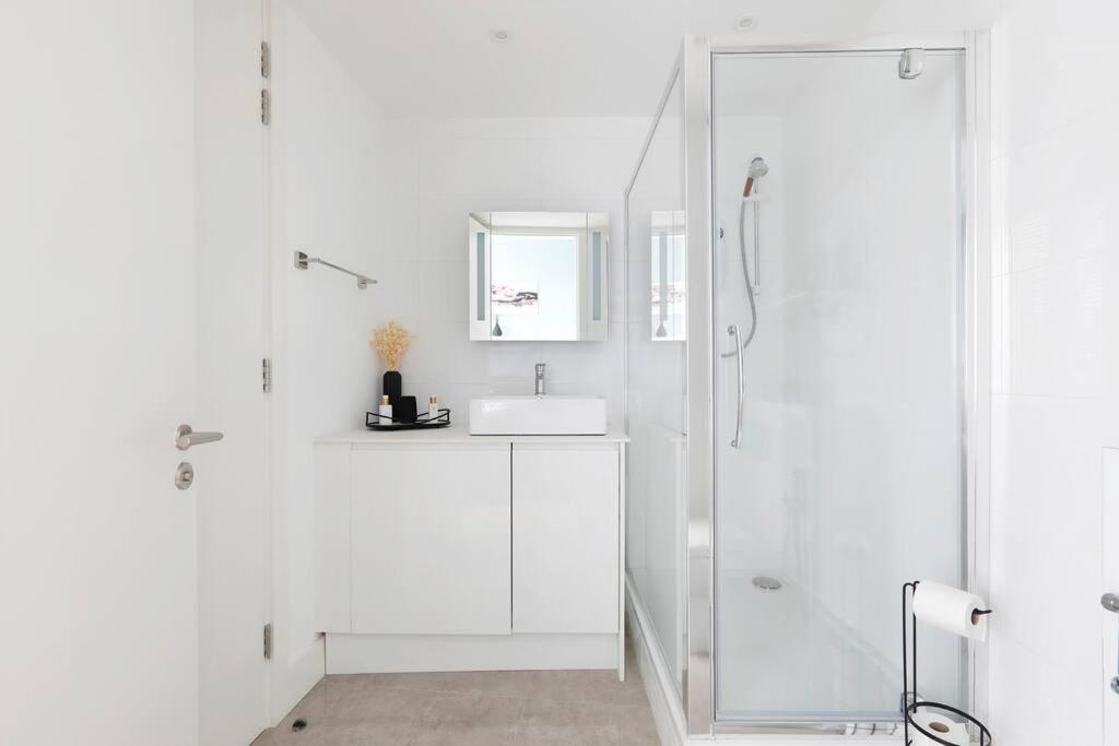 Beautiful one bedroom by the beach with parking! - Housity