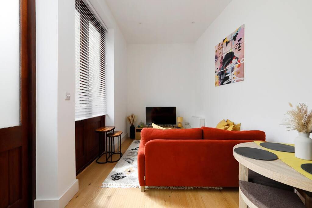 Beautiful one bedroom by the beach with parking! - Housity