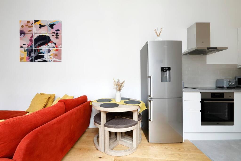 Beautiful one bedroom by the beach with parking! - Housity