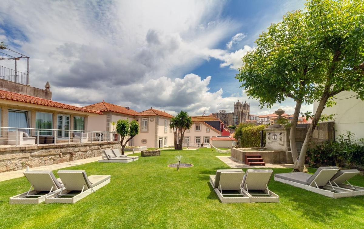 Um jardim no exterior de Oca Flores Hotel Boutique