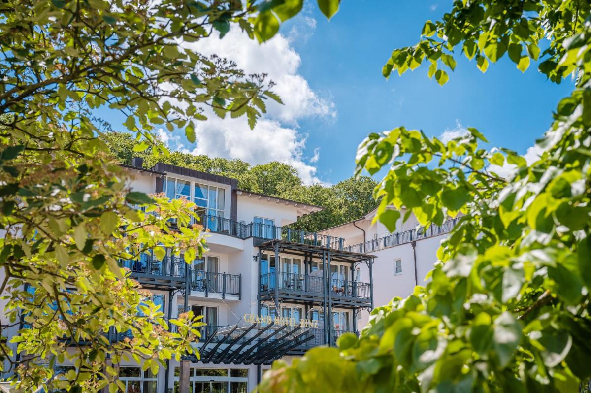 Ein Garten an der Unterkunft Grand Hotel Binz