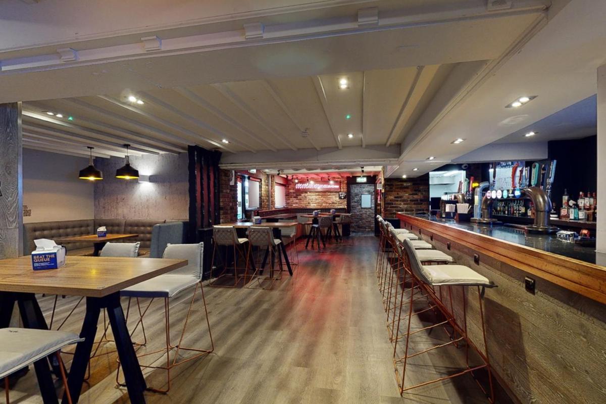 Village Hotel Manchester Hyde - Housity